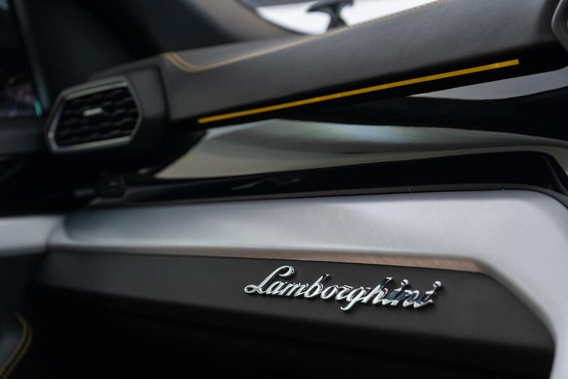 LAMBORGHINI URUS