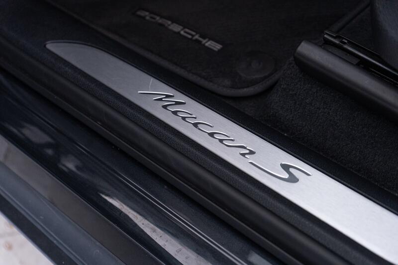 PORSCHE MACAN