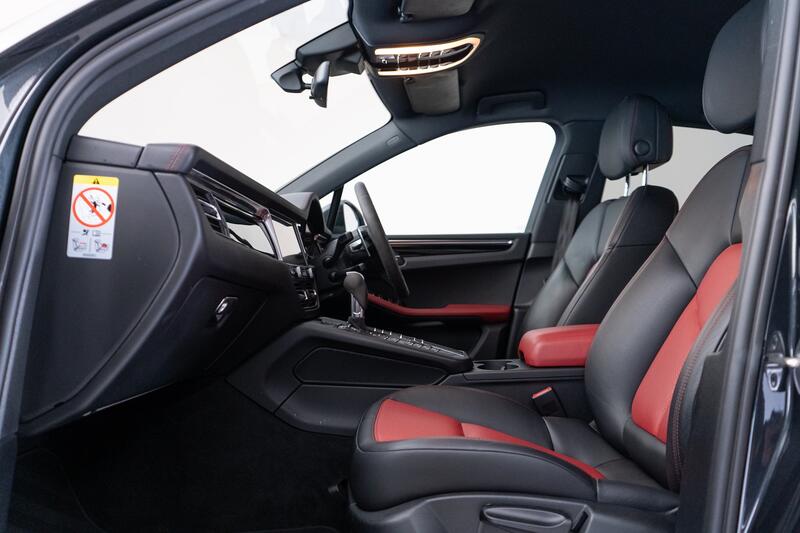 PORSCHE MACAN