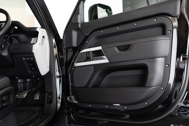 LAND ROVER DEFENDER 110