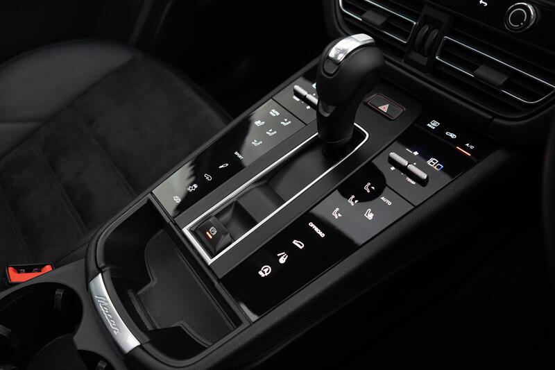 PORSCHE MACAN