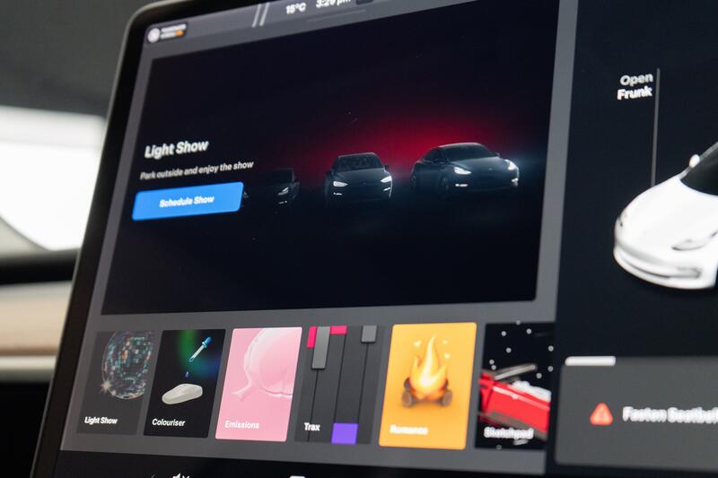 TESLA MODEL 3