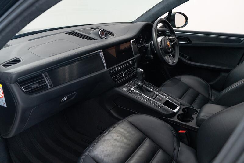 PORSCHE MACAN