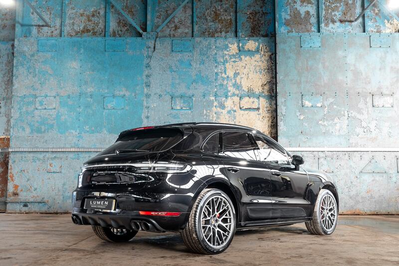 PORSCHE MACAN