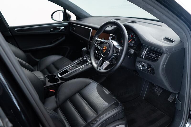 PORSCHE MACAN