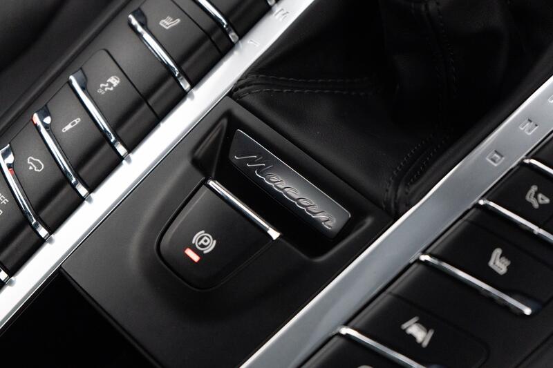 PORSCHE MACAN