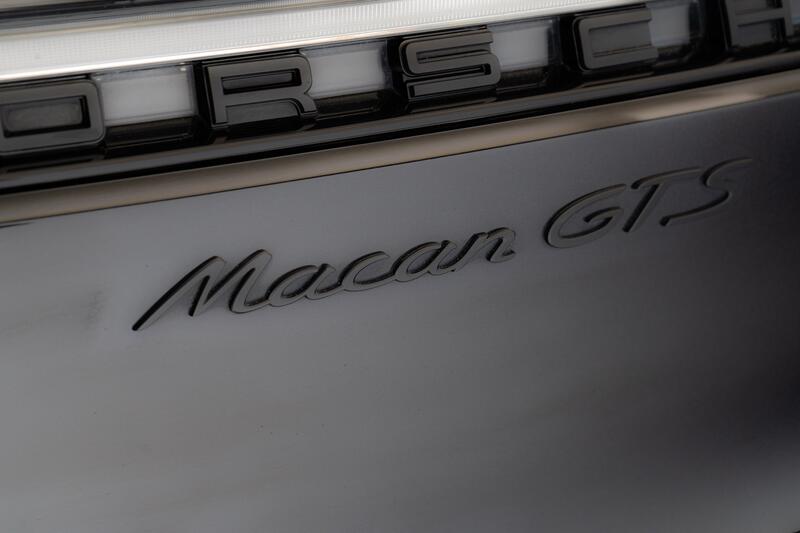 PORSCHE MACAN