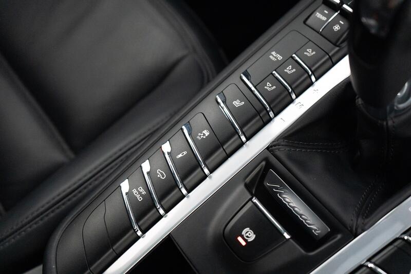 PORSCHE MACAN