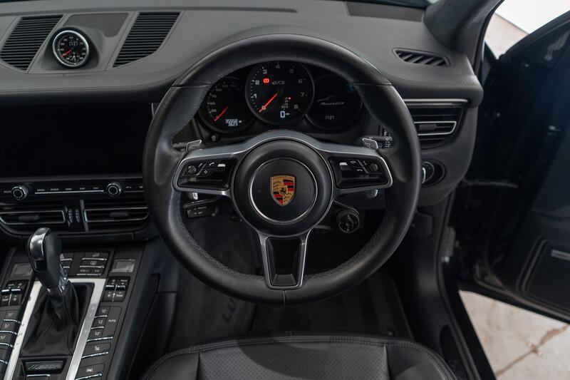 PORSCHE MACAN