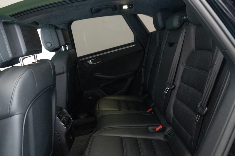 PORSCHE MACAN