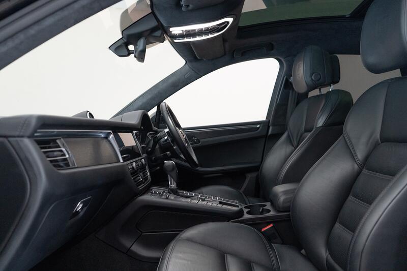 PORSCHE MACAN