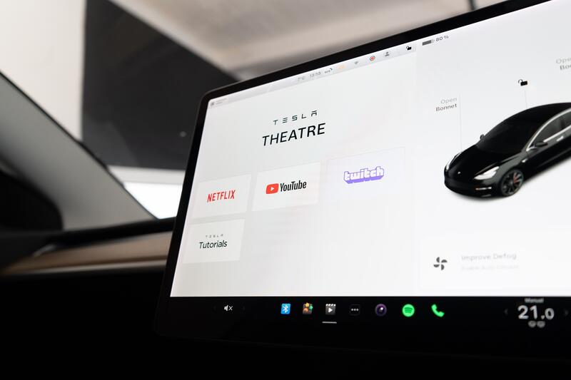 TESLA MODEL 3