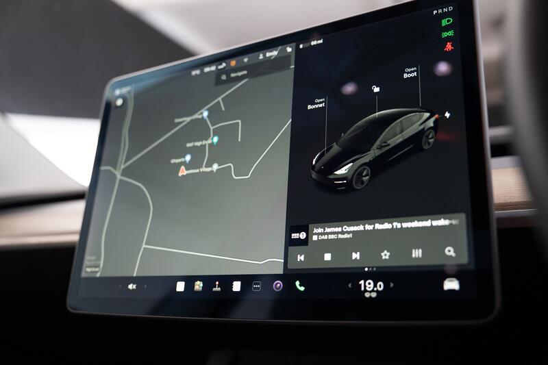 TESLA MODEL 3