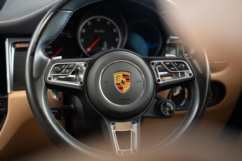PORSCHE MACAN