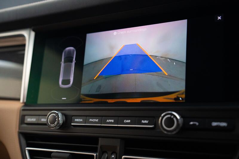 PORSCHE MACAN