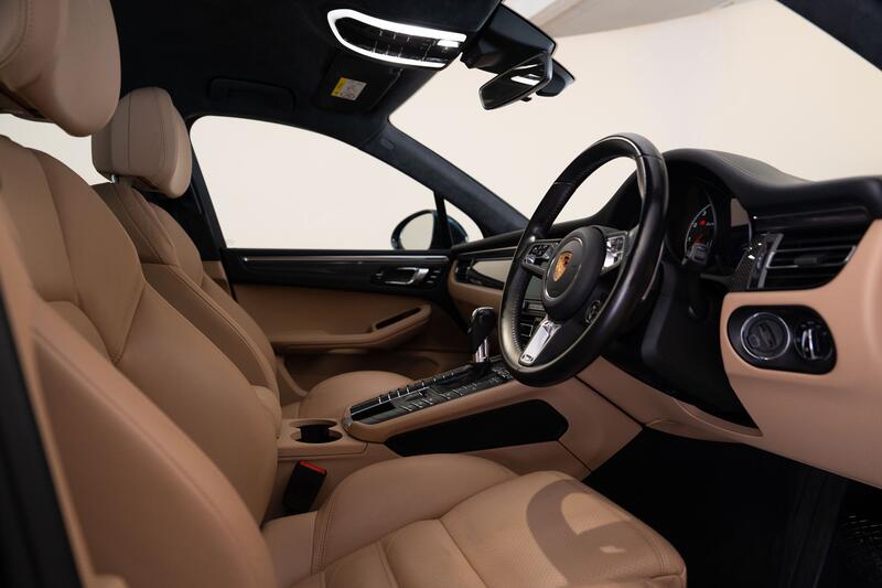 PORSCHE MACAN