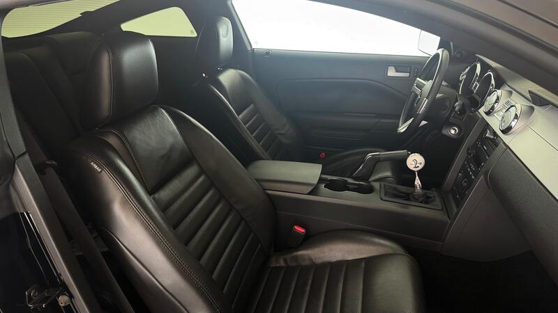 FORD MUSTANG